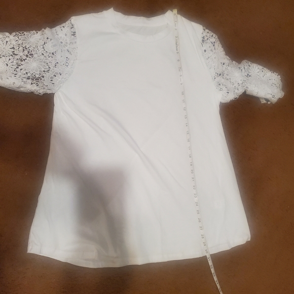 White tunic blouse. Size XL. Made of 95% polyester & 5% spandex. - Picture 3 of 9